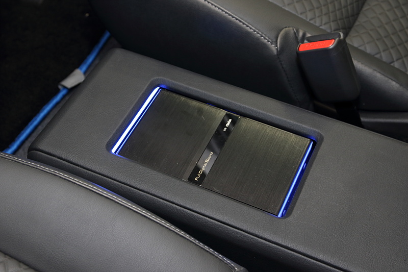 ブース中央に配置されたセレナには、クラリオンのフルデジタルのオーディオシステムをインストール。インパネ、ルームミラーにそれぞれカメラを配置し、顔認識により誰がどこに座っているか認識。各人に合わせたプレイリストやサウンドチューンを提供するというデモも行なっていた