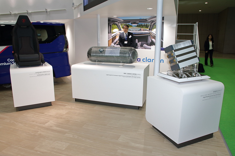 ランボルギーニ「ウルス」に搭載されるシート（マッサージ機能付き）、高圧水素タンク、100kW用燃料電池スタック（開発中）など、フォルシア製品も展示。燃料電池スタックは本体をそのまま販売するほか、内部部品だけの販売も行なう計画
