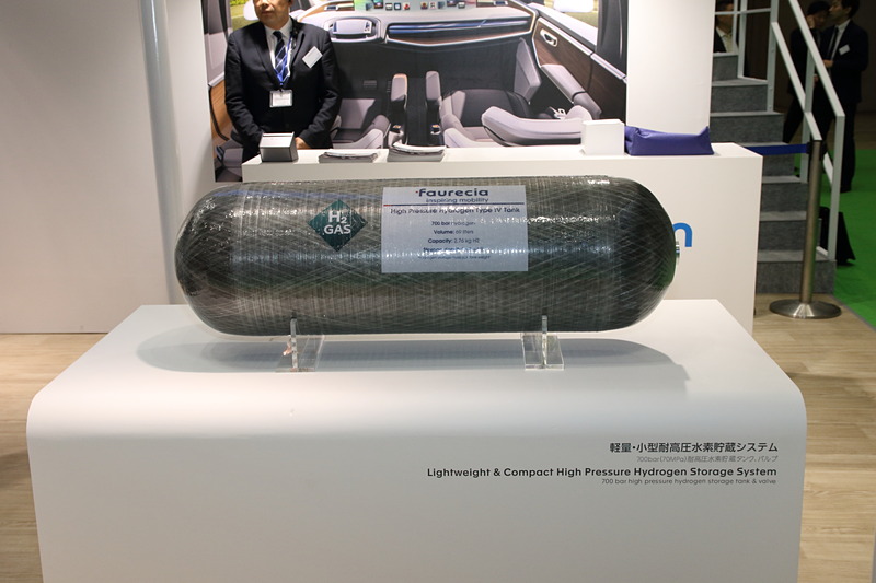 ランボルギーニ「ウルス」に搭載されるシート（マッサージ機能付き）、高圧水素タンク、100kW用燃料電池スタック（開発中）など、フォルシア製品も展示。燃料電池スタックは本体をそのまま販売するほか、内部部品だけの販売も行なう計画