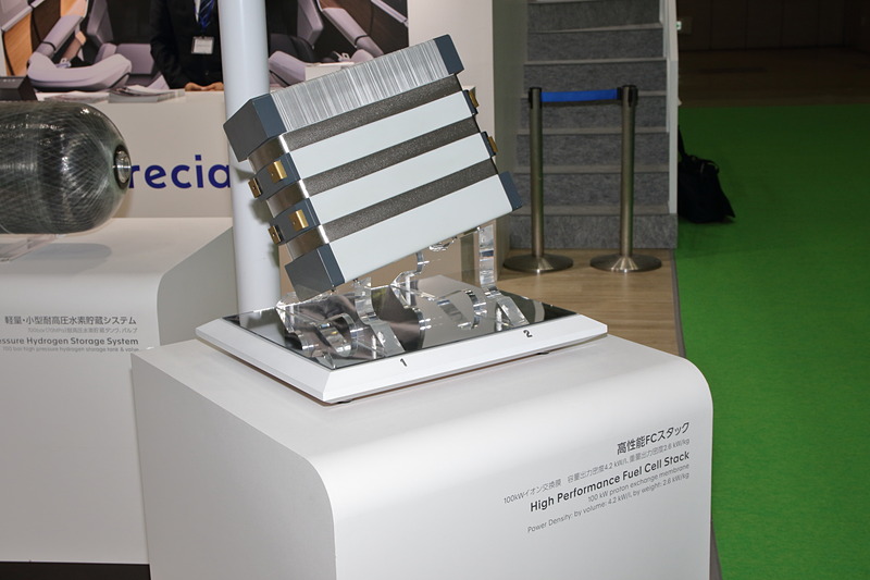 ランボルギーニ「ウルス」に搭載されるシート（マッサージ機能付き）、高圧水素タンク、100kW用燃料電池スタック（開発中）など、フォルシア製品も展示。燃料電池スタックは本体をそのまま販売するほか、内部部品だけの販売も行なう計画
