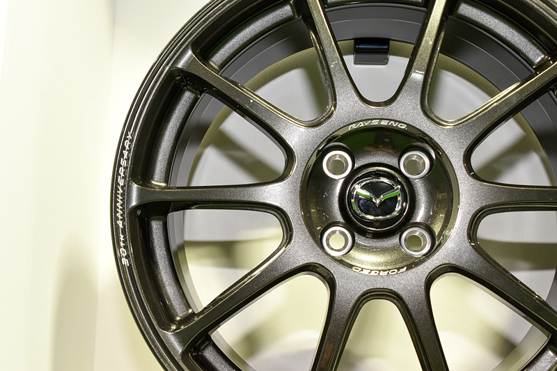 30th ANNIVERSARYのロゴが刻まれたマツダ「ロードスター」30周年記念モデルのホイール