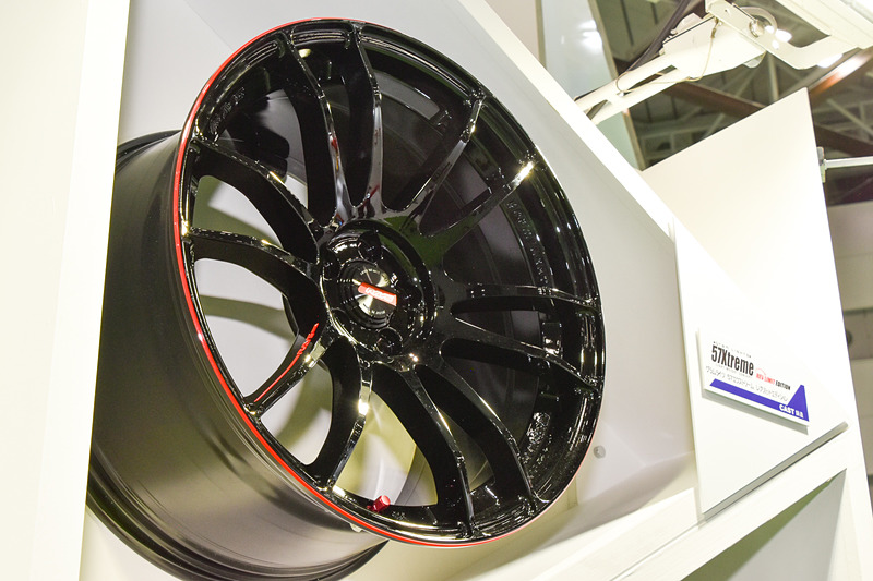 タコメーターをモチーフにしたカラーリングが特徴的