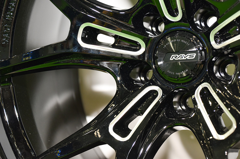 Y字スポークの根本、すなわちセンターパートのスポーク交点にまで施した穴開け加工が見どころ