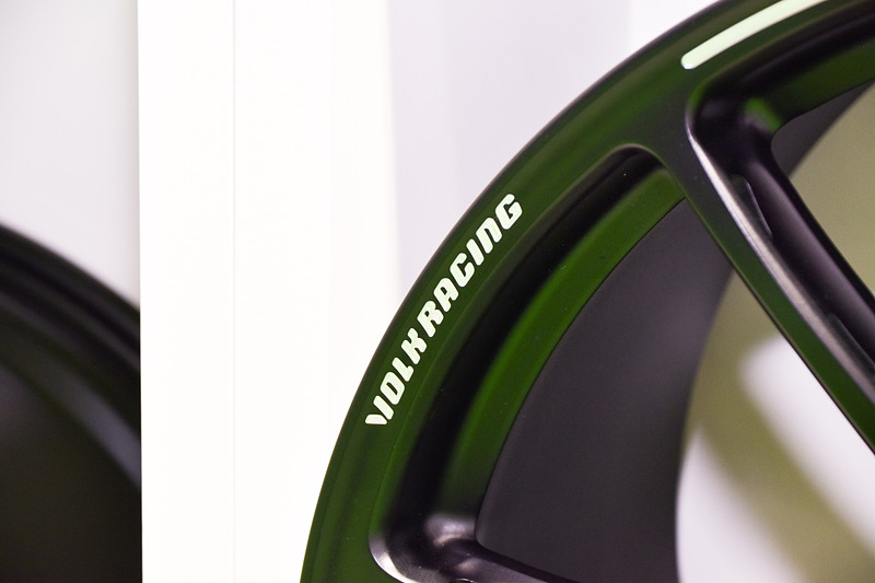 段々状のエンボス加工がされたVOLKRACINGの文字列