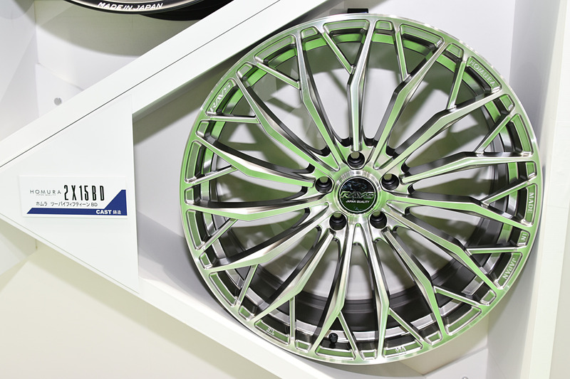 鋳造のマルチY字スポークモデルの新作「HOMURA 2X15BD」も展示されている
