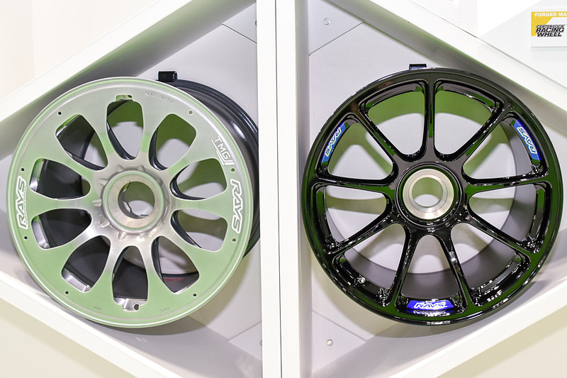 右がFIA GT選手権グループGT3クラス2018年シーズン採用ホイール、左がFIA 世界耐久選手権（WEC）のル・マン24時間耐久レース2017年シーズンLMP（ル・マン・プロトタイプ）採用ホイール