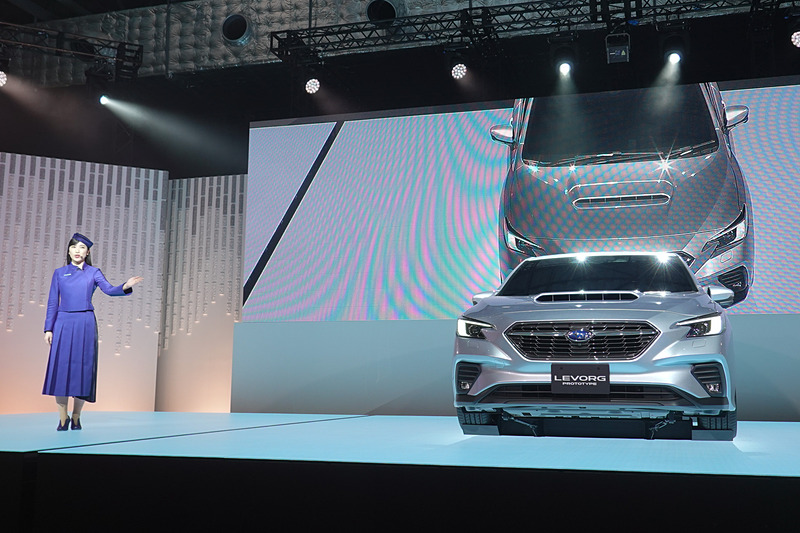 ステージ上では「レヴォーグ プロトタイプ」の機能解説も行なわれる