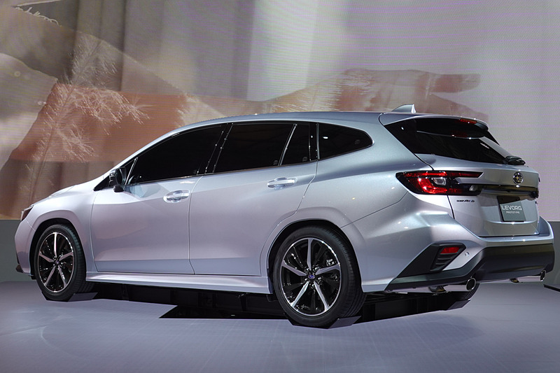 よく見ると油圧シリンダー台座にセットされている「レヴォーグ プロトタイプ」