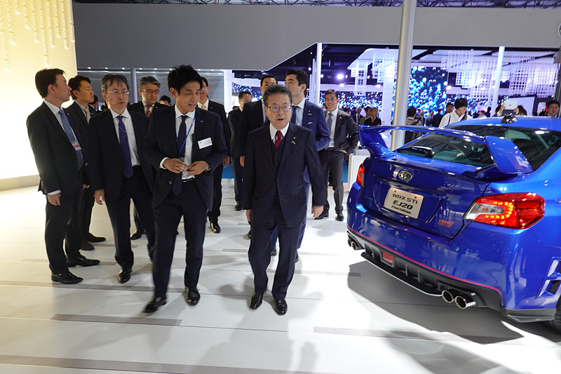 元経済産業大臣 世耕弘成氏もスバルブースを視察に訪れた。「レヴォーグ プロトタイプ」のステージをiPhone 11 Proでメモ撮影していたのが印象的