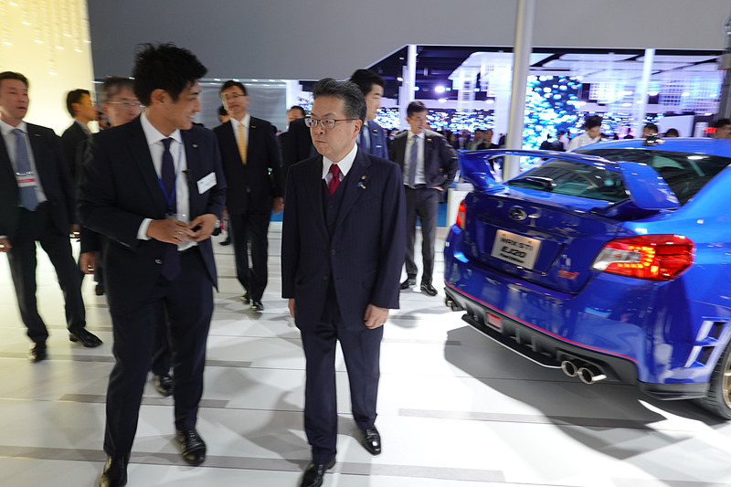 元経済産業大臣 世耕弘成氏もスバルブースを視察に訪れた。「レヴォーグ プロトタイプ」のステージをiPhone 11 Proでメモ撮影していたのが印象的
