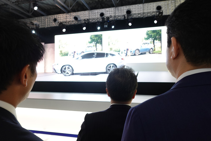 元経済産業大臣 世耕弘成氏もスバルブースを視察に訪れた。「レヴォーグ プロトタイプ」のステージをiPhone 11 Proでメモ撮影していたのが印象的