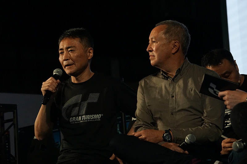 「グランツーリスモ」シリーズプロデューサーの山内一典氏（左）