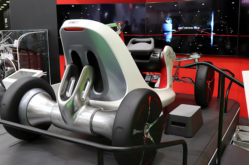 ジェイテクトがステアリング操舵機構や制御、豊田合成がステアバイワイヤ対応のステアリングホイールなどを担当したFCV 2（Future Concept Vehicle 2）