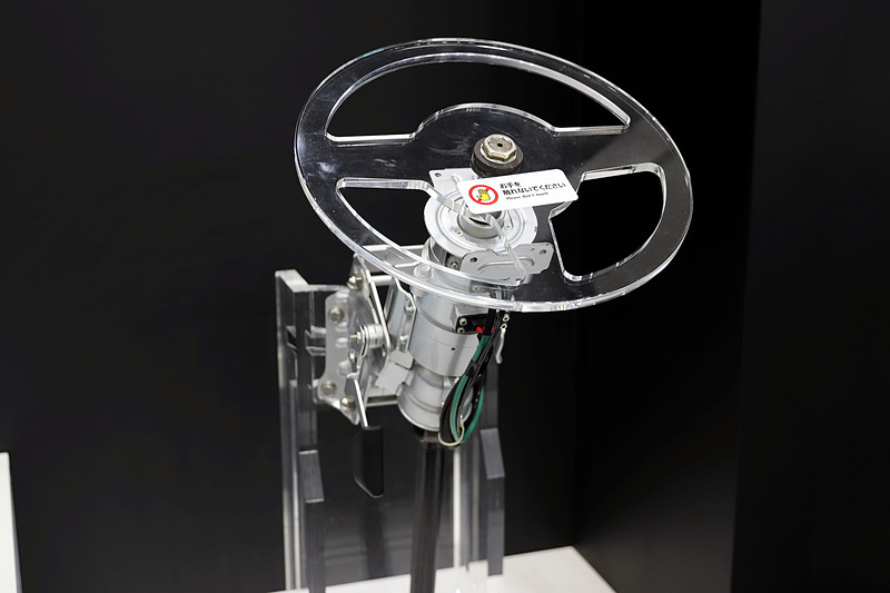 バス・トラック用のADAS対応ステアリングシステム。油圧パワーステアリングとEPS技術を組み合わせることで、バスやトラックなどの自動運転に対応している