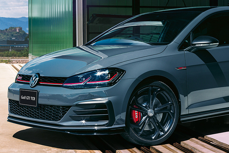 専用エクステリアとしてブラックに塗装されたリップスポイラー、サイドスカート、リアディフューザーを採用し、マットブラックカラーの専用19インチアルミホイールを装着