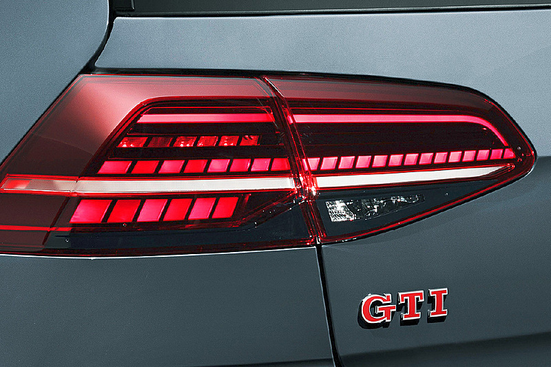 LEDテールランプ（ダイナミックターンインジケーター付）