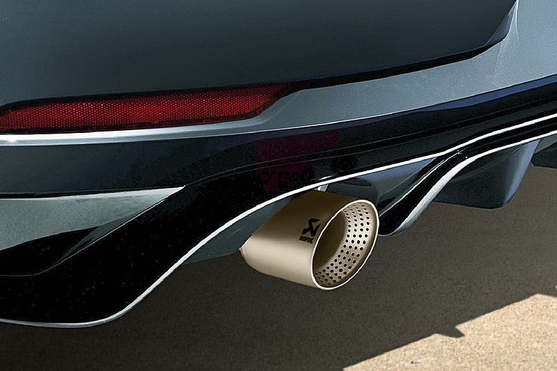 ブラック塗装のリアディフューザーに加え、アクラポヴィッチ製のチタンエキゾーストシステムを採用