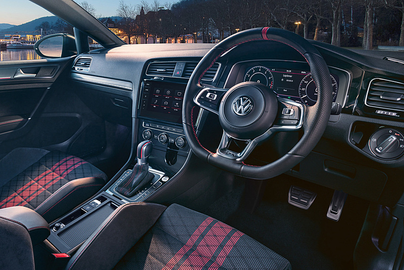 ゴルフ GTI TCRのインテリア。専用ファブリック＆マイクロフリースシートや専用ステアリングなど、レッドのアクセントカラーを使って刺激を高めている