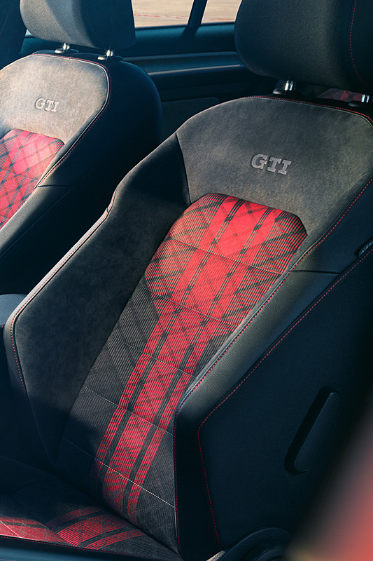 ゴルフ GTI TCRのインテリア。専用ファブリック＆マイクロフリースシートや専用ステアリングなど、レッドのアクセントカラーを使って刺激を高めている