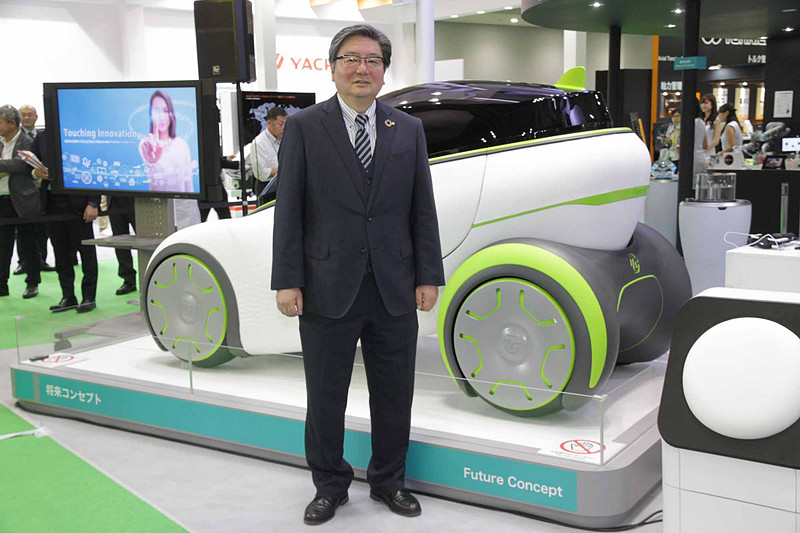 コンセプトカー「Flesby III」と豊田合成株式会社 取締役社長 宮﨑直樹氏