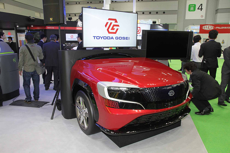 フロントグリルモジュールでは、カメラやミリ波レーダなど周辺状況を認識するセンシング機能やLEDの光で運転状態を周囲に伝えるサイネージ機能などを搭載。クルマの安全を支える機能と魅力的なデザインを両立した