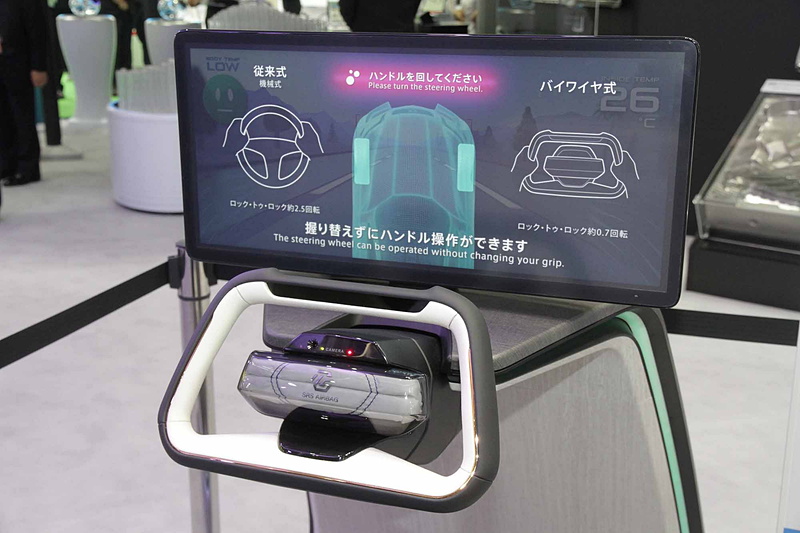 ハンドルモジュール。カメラとセンサーでドライバーの状態を感知する｢見守り機能」や、光や振動などで情報を提示するインフォメーション機能を搭載し、自動運転システムとドライバーが協調して安全にクルマを操作することを支援する