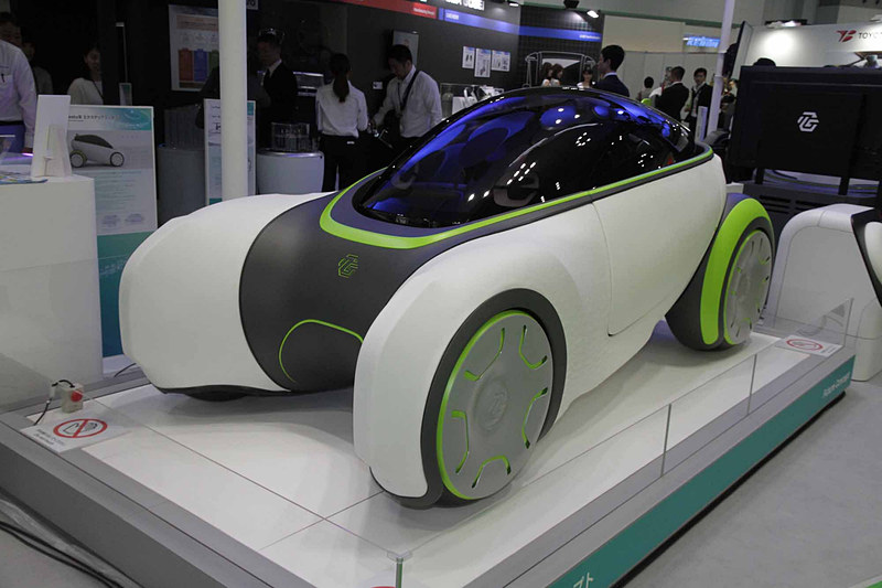 2030年ごろのコンパクトモビリティを想定したエクステリア&インテリアの将来コンセプトモデル「Flesby III」。ゴム・樹脂技術を活用した柔らかなボディと、AI(人工知能)を組み合わせることで、スキンシップによりコミュニケーションができる相棒のようなクルマとした。万が一、歩行者と接触した場合でも衝撃を吸収するという柔らかな車体が特徴。走行シーンに合わせて車体の形状を最適に変化させ、空気抵抗を減らせることができる。インテリアは柔らかな素材にやさしく包み込まれる安心感と、シーンに応じて色合いが変わるLED照明などで、リラックスできる快適な移動空間を提供するファーストクラス機能を備えている