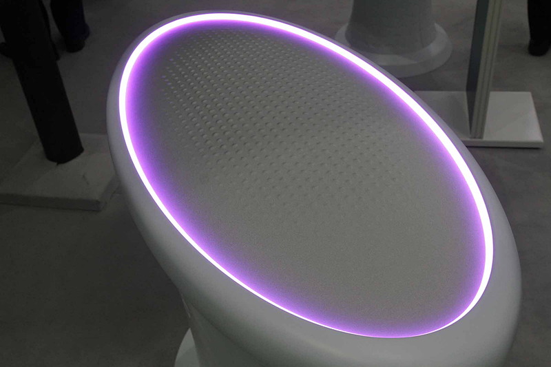 「Commu-Touchpad｣では電気で伸縮する次世代ゴム「e-Rubber」の振動を採用し、表面に突起を現すなどの多彩な触覚を擬似的に再現するハプティクス技術