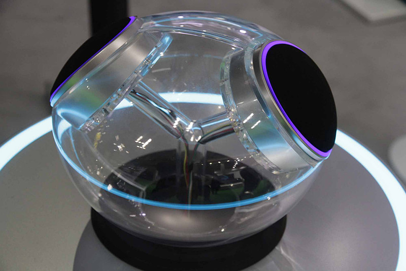 「Commu-Beet」は触った感覚や振動等を離れた場所に伝える事ができる技術。センサーやアクチュエーターの機能を兼ね備え、ハンドルやコンソールのスイッチなどインターフェイスへの活用を目指している