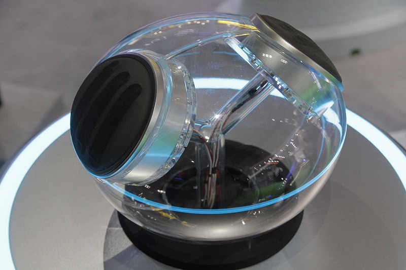 「Commu-Beet」は触った感覚や振動等を離れた場所に伝える事ができる技術。センサーやアクチュエーターの機能を兼ね備え、ハンドルやコンソールのスイッチなどインターフェイスへの活用を目指している