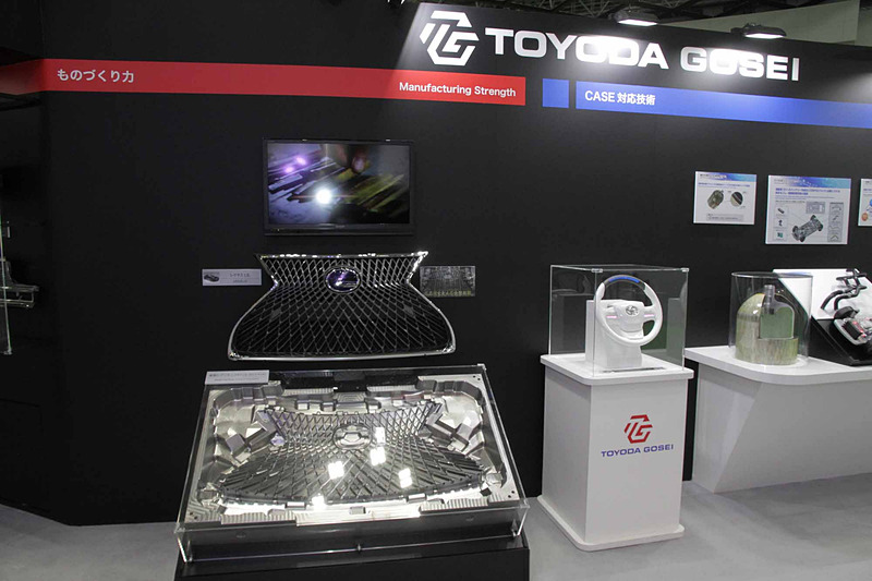 「金型レプリカ（レクサスLS フロントグリル）｣ 。豊田合成のものづくり力、高品質を支える金型技術を紹介。職人の熱いこだわりと熱意を感じる展示だ