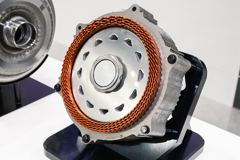 日立オートモティブシステムズのブースには本田技研工業向け「i-MMD用モーター」が。11月からの出荷を予定する