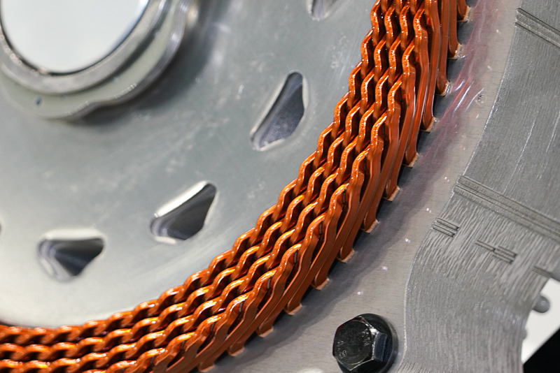 分布巻きの特徴を活かし、コイルを2スロットから4スロットに分散させてトルクリップルを減らしている。分布巻きはトルク密度が高い