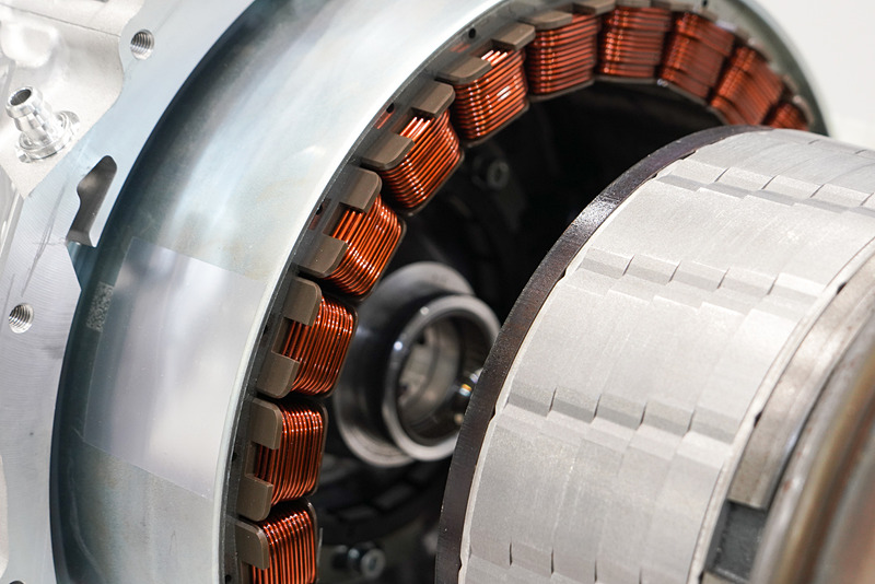 こちらは集中巻き。スペース効率に優れる