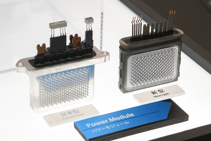 パワーモジュール。右が新製品で左が従来型