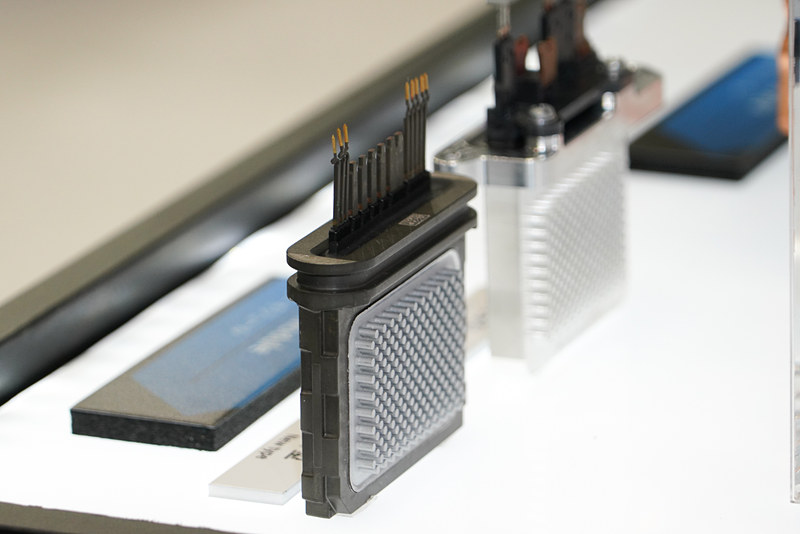 AC/DC変換で半導体がとても高熱になるので冷却が重要。背面にもフィンが付く