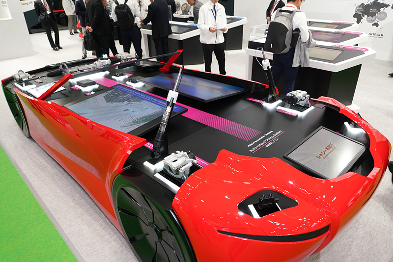 自動運転システムの製品を、実物大の車体模型の上で実際に装着されるイメージで展示