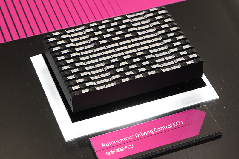 自動運転ECU。上部が廃熱に適したデザイン。よく見ると日立の「H」型