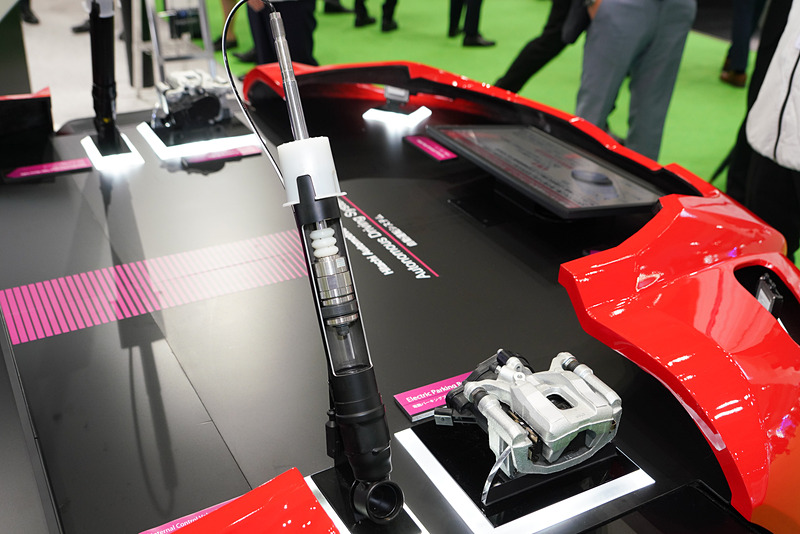 制御バルブ内蔵型モノチューブ・セミアクティブダンパー。右に電動パーキングブレーキ