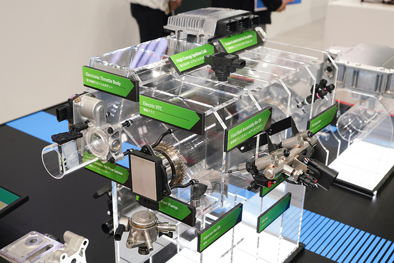 エンジンシステム技術はエンジンの模型に装着されている