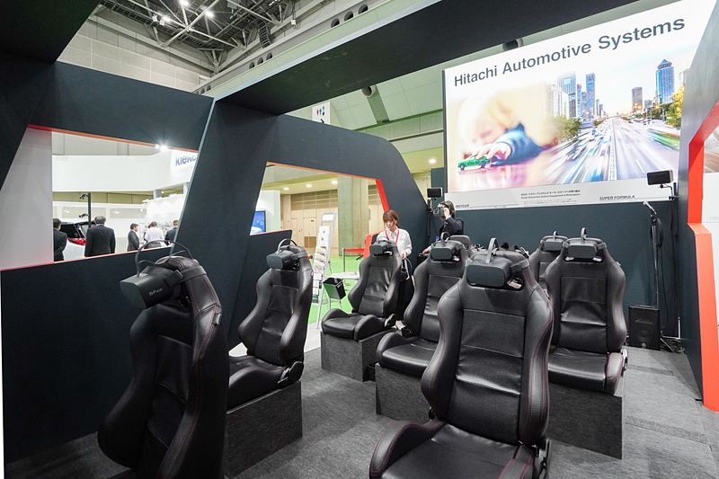 8人乗り。椅子からも振動をリアルに感じる