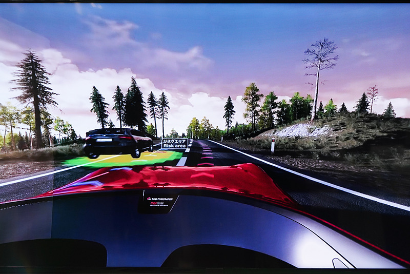 このような映像で自動危険回避などを体験できる