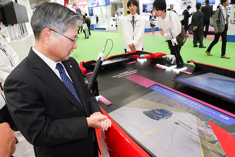 カンファレンス後に日立オートモティブシステムズ 山足CTOにブースで詳細な解説をしてもらった