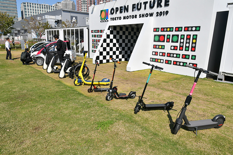 ゲートの中や前には、さまざまなモビリティが展示されている