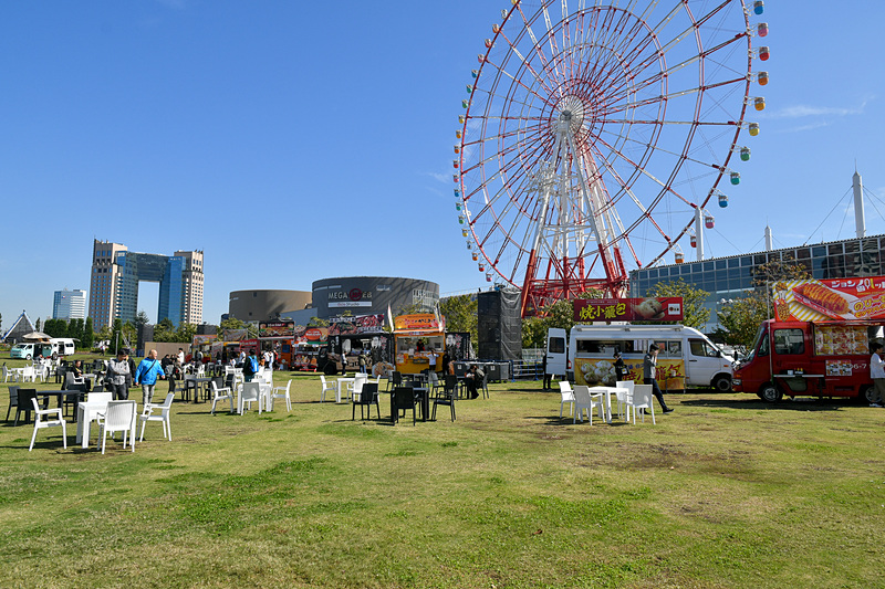 ゲートを抜けた広場にはグルメキングダムのキッチンカーやキャンピングカーが並ぶ
