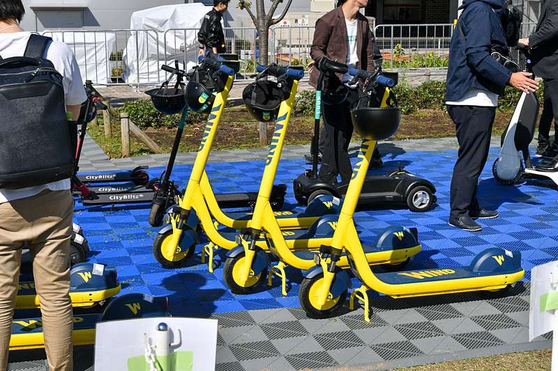 電動キックボードが並ぶ