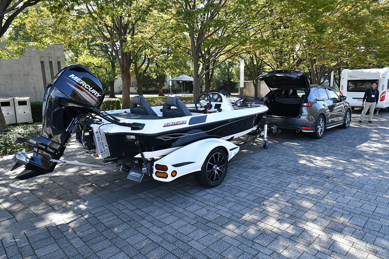 2020年初頭導入予定の純正トレーラーヒッチを装着する「MAZDA CX-5」