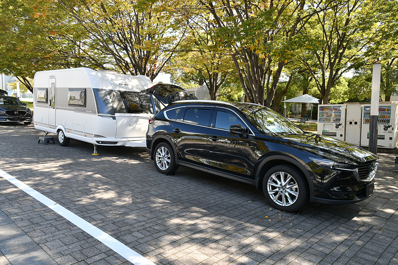 大型キャンピングカーをけん引する「MAZDA CX-8」