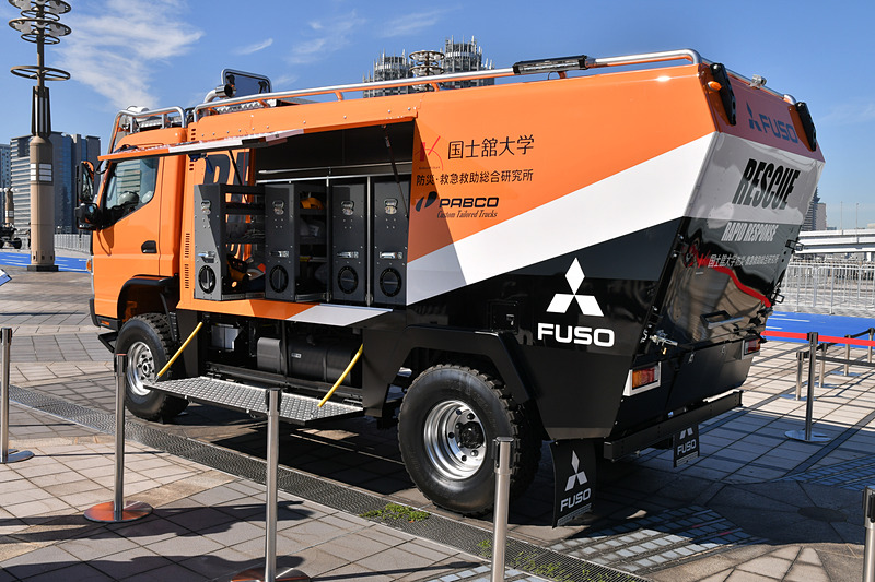 災害時の悪路で活躍できる救援車両をイメージした「Canter ATHENA」