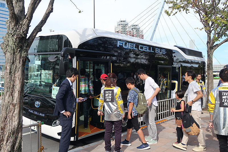 無料シャトルバスにはさまざまなバスが利用されており、運がいいとFCV（燃料電池）のバスを体感できる場合もある